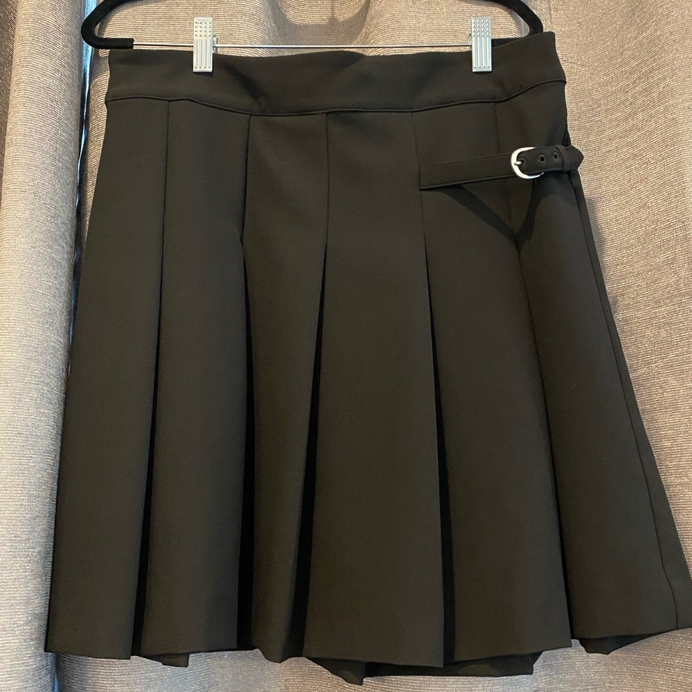 Black mid rise pleated Skirt.
